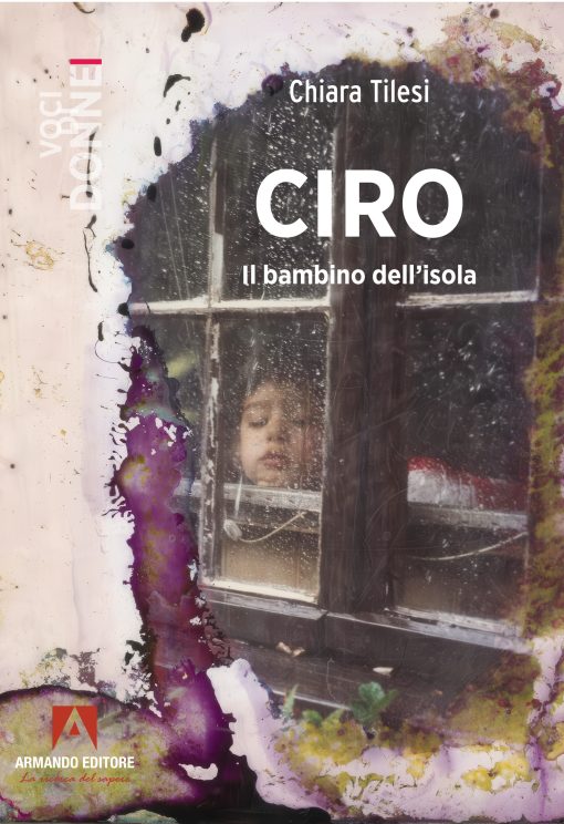 Nel 1995, Ciro è un bambino di undici anni che vive a Salina, in Sicilia, un’isola ormai senza coetanei, poiché molte famiglie hanno emigrato in cerca di un futuro migliore per i propri figli. Dopo la partenza degli ultimi bambini, tra cui Rosa, la sua prima cotta, Ciro si ritrova solo in un mondo di adulti immersi nei loro problemi. La solitudine lo spinge a riflettere precocemente su temi come la depressione, la morte e l’amore, affrontandoli con l’ingenuità e la curiosità tipiche dell’infanzia. Curioso e intraprendente, Ciro cerca risposte tra gli abitanti dell’isola creando episodi che portano gli adulti stessi ad interrogarsi su temi fondamentali che credono di dover dare per scontati. Giuseppe, un anziano pescatore che ogni giorno porta fiori alla moglie defunta, gli insegna che l’amore è più forte della morte. La sua vita cambia con l’arrivo dei turisti, tra cui Margherita, una bambina bionda che gli fa provare emozioni nuove e misteriose. Determinato a conquistarla, Ciro si avventura in situazioni comiche e profonde, imparando a navigare tra il desiderio di essere adulto e il bisogno di restare bambino. Attraverso gli occhi di Ciro, il racconto esplora con leggerezza e malinconia il contrasto tra il mondo dei grandi e quello dell’infanzia, mostrando come la fantasia e il cuore puro di un bambino possano illuminare anche la realtà più dura.